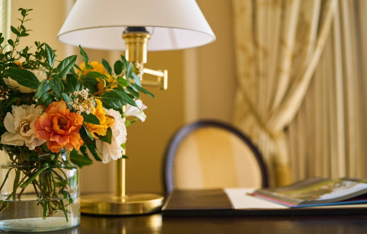 Castlemartyr Resort Hotel Exterior foto A table lamp