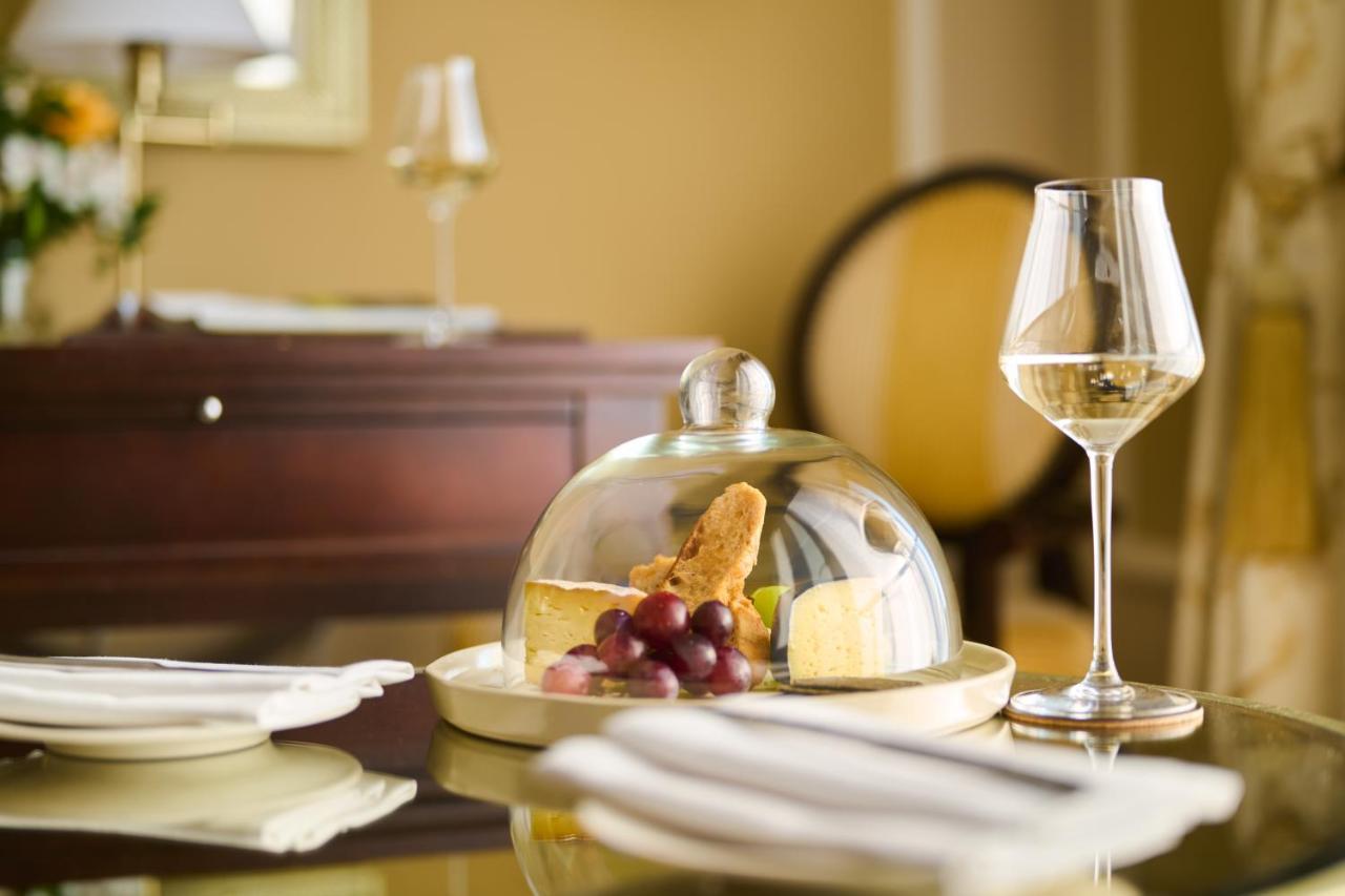 Castlemartyr Resort Hotel Exterior foto A wine glass