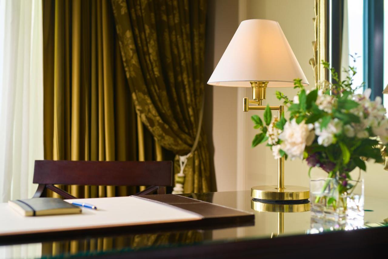 Castlemartyr Resort Hotel Exterior foto A table lamp