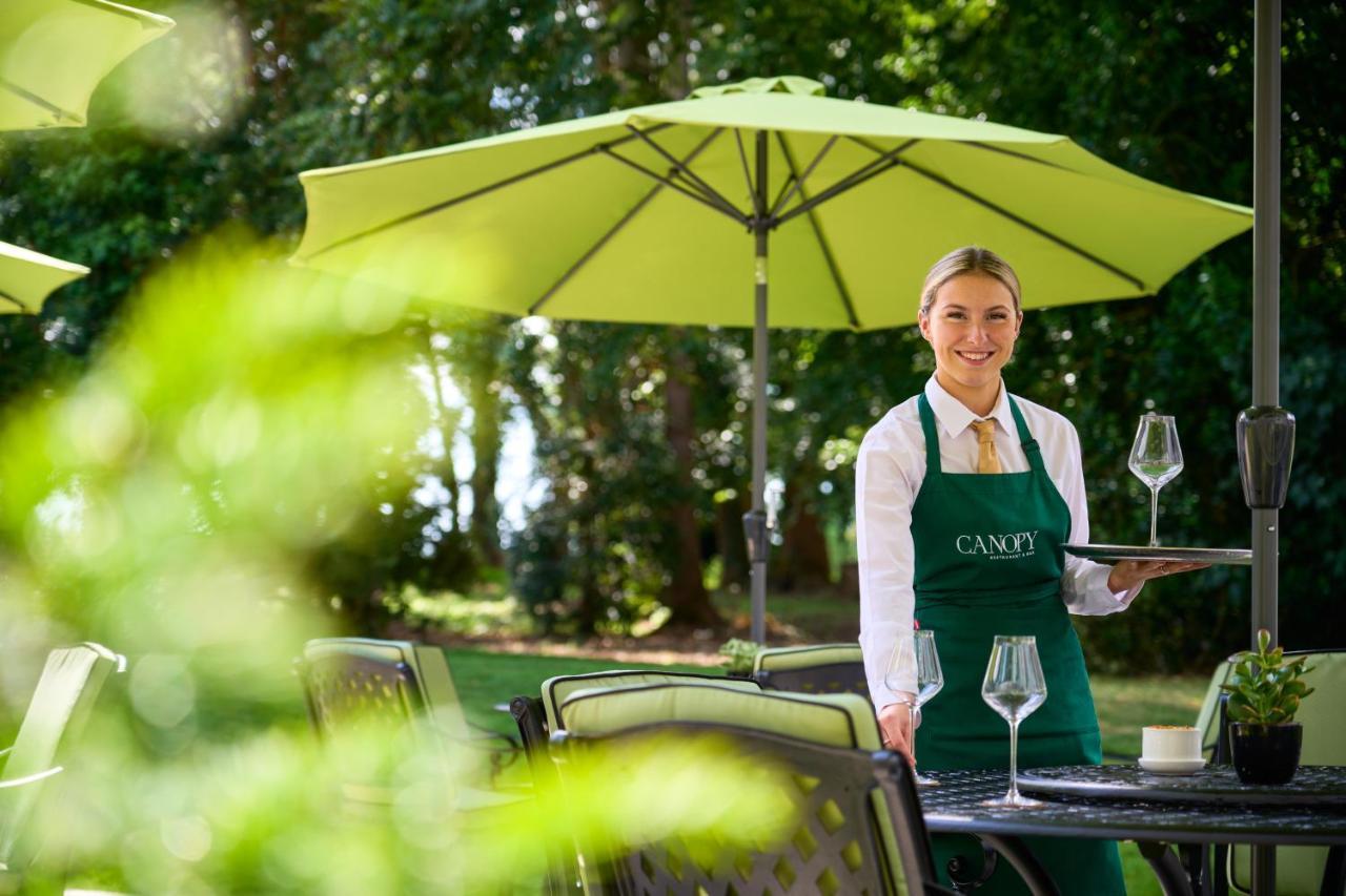 Castlemartyr Resort Hotel Exterior foto A waitress at work